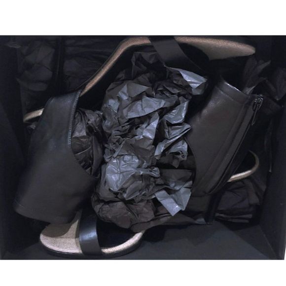 Vintage VINCE "ADRIA" High Heel Black Leather Sandals w/Open Toe and Ankle Cuff - Picture 7 of 8